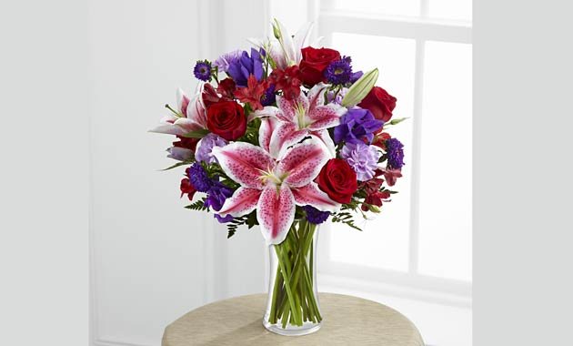 The Flower Debuts On Lower East Side In Manhattan Florist In Manhattan Beach Flower Delivery Pink Roses And Lisianthus Nestled On A Bed