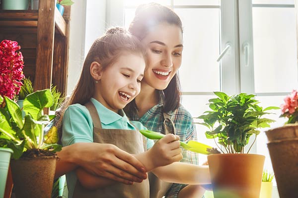 mother daughter gardening